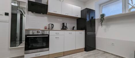 Fridge, oven, stovetop, coffee/tea maker