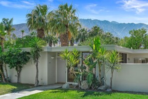 Exterior - Stylish Bamboo Bungalow (Palm Springs)
