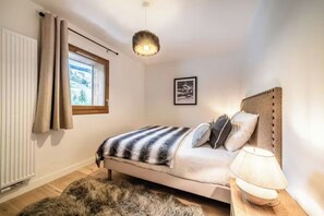 3 Schlafzimmer, Schreibtisch, Bügeleisen/Bügelbrett, Reisekinderbett