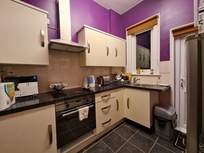 House | Private kitchen | Fridge, microwave, oven, stovetop - House-sleeps4-parking-garden (London)