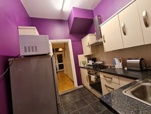 Huis | Privékeuken | Een koelkast, een magnetron, een oven, een kookplaat