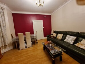 House | Living area | TV - House-sleeps4-parking-garden (London)