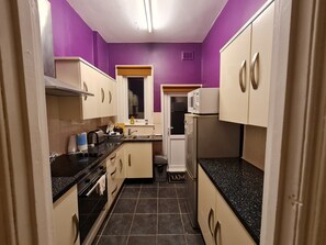 Casa | Cucina privata | Frigorifero, microonde, forno, piano cottura