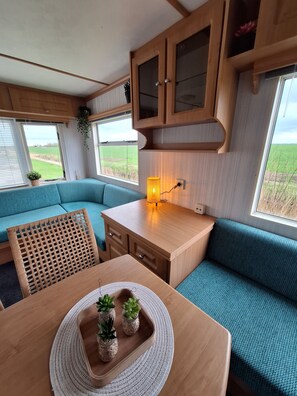 Dining - Gezellige Ruime Stacaravan om Lekker tot Rust te Komen bij ons op de Camping (Burum)