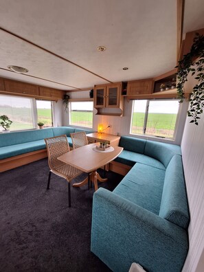 Dining - Gezellige Ruime Stacaravan om Lekker tot Rust te Komen bij ons op de Camping (Burum)