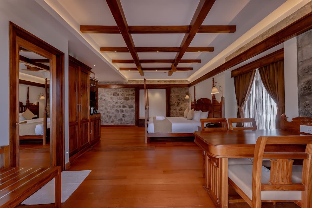 Presidential Room, 1 King Bed, Non Smoking, Private Bathroom | Premium bedding, memory-foam beds, individually decorated