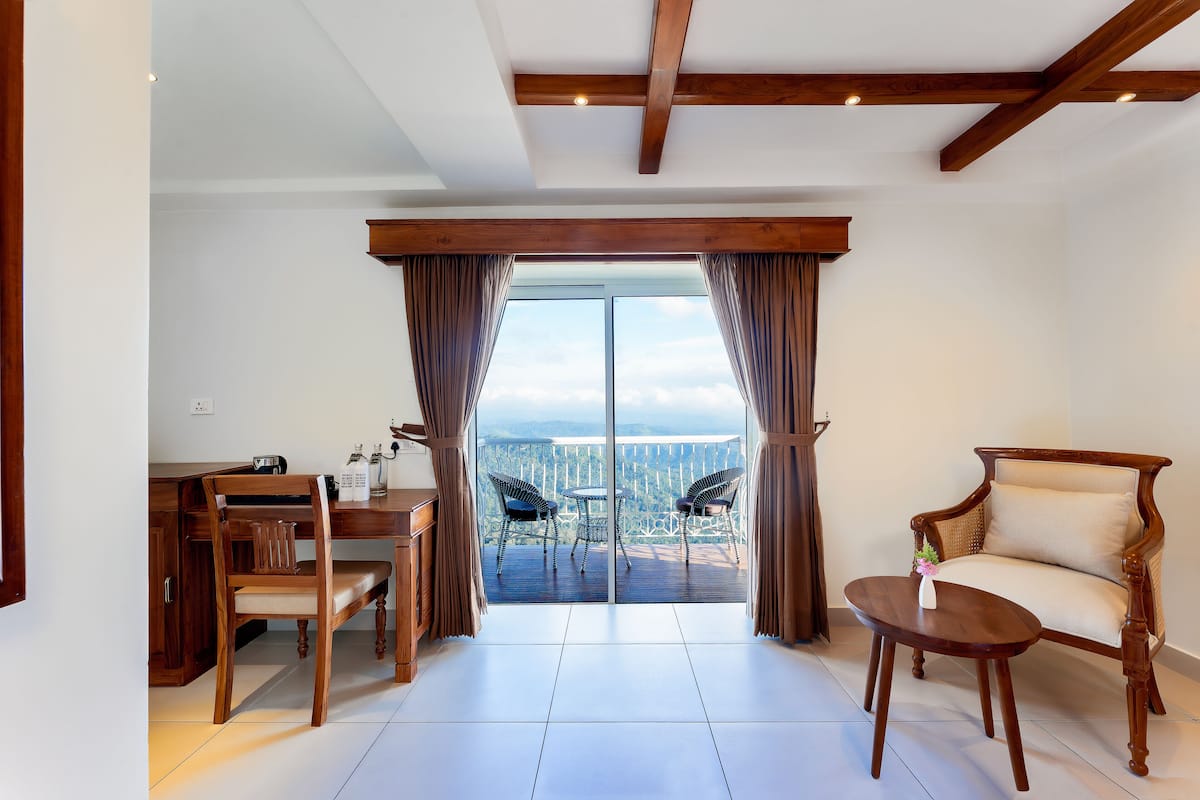 Luxury Room, 1 King Bed, Non Smoking, Private Bathroom | Premium bedding, memory-foam beds, individually decorated