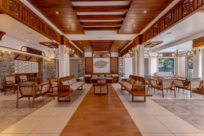 Lobby sitting area - LE MONTFORT RESORT (Udumbanchola)