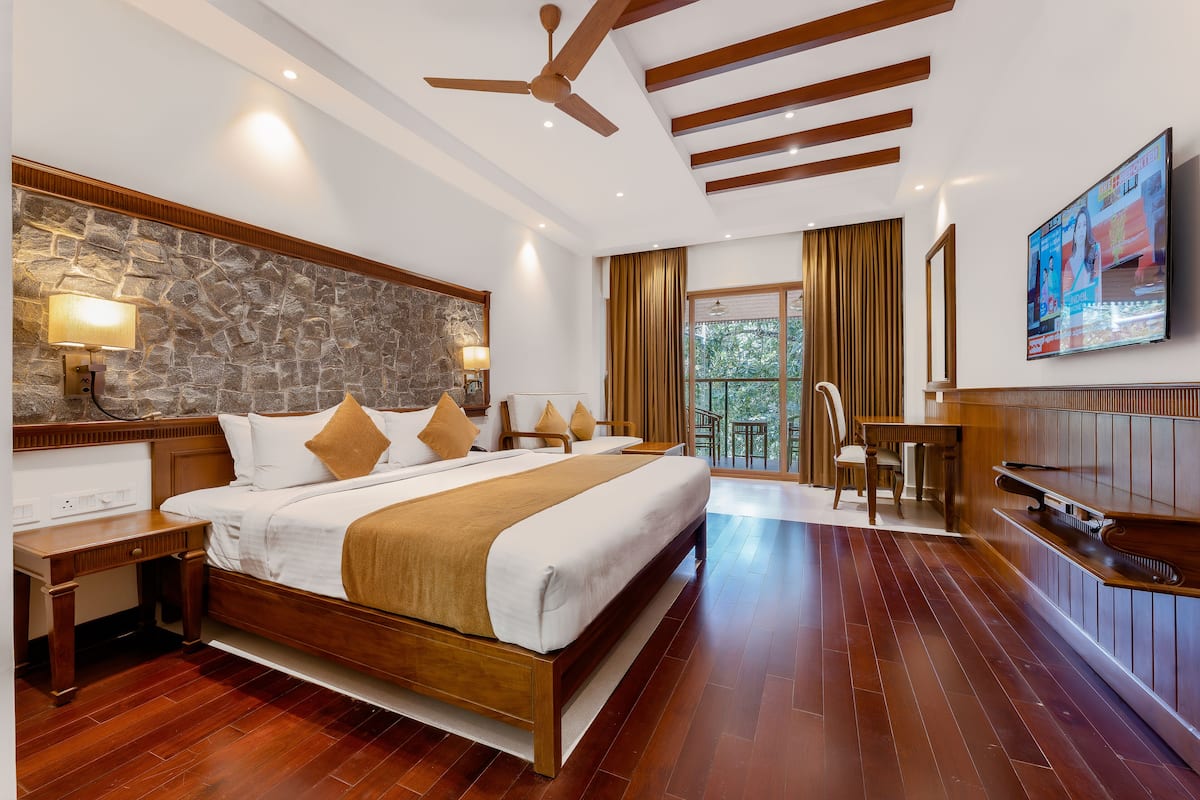Premium Room, 1 King Bed, Non Smoking, Private Bathroom | Premium bedding, memory-foam beds, individually decorated
