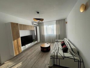 Living area - Cozy apartment in charming Tecuci with AC, WiFi (Tecuci)