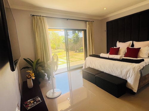 Tranquil 3-bedroom house with WiFi in Lusaka, New Kasama and power backup