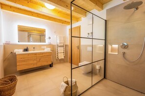 Dusche, kostenlose Toilettenartikel, Haartrockner, Bademäntel