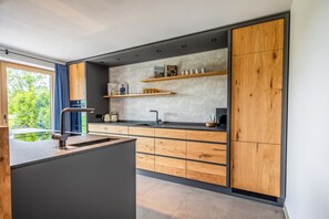 Kühlschrank, Mikrowelle, Ofen, Herdplatte