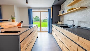 Jääkaappi, mikroaaltouuni, uuni, liesi