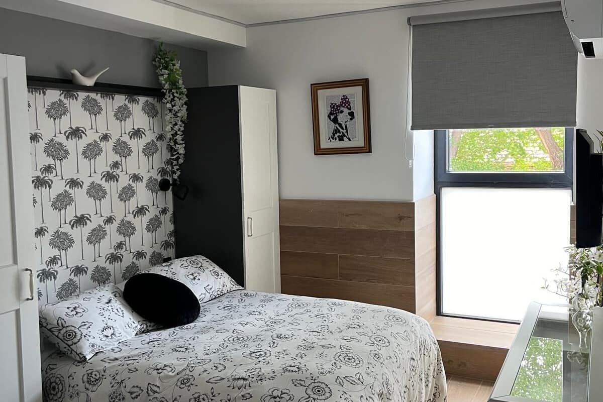 Espacio para trabajar con laptop y cortinas blackout