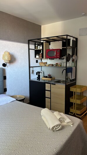 Comfort Studio | Private kitchen | Mini-fridge, microwave, stovetop, cookware/dishes/utensils - GARDEN HOUSE MADRID (Madrid)