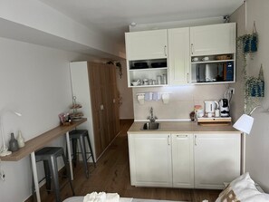 Comfort Studio | Private kitchen | Mini-fridge, microwave, stovetop, cookware/dishes/utensils - GARDEN HOUSE MADRID (Madrid)