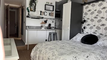 Comfort studio | Privékeuken | Een minikoelkast, een microgolfoven, een kookplaat