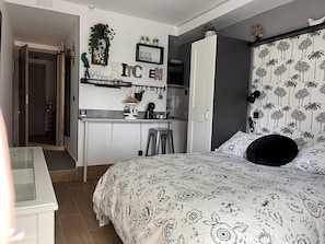 Comfort Studio | Private kitchen | Mini-fridge, microwave, stovetop, cookware/dishes/utensils - GARDEN HOUSE MADRID (Madrid)