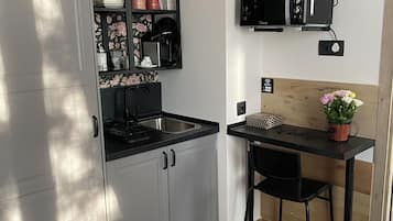 Comfort studio | Een laptopwerkplek, verduisterende gordijnen