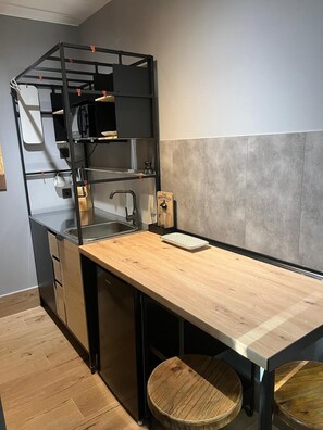 Comfort Studio | Private kitchen | Mini-fridge, microwave, stovetop, cookware/dishes/utensils - GARDEN HOUSE MADRID (Madrid)