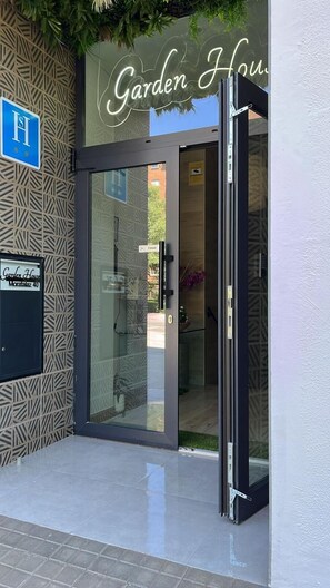 Front of property - GARDEN HOUSE MADRID (Madrid)