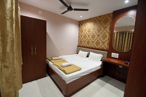 Deluxe Double Room | Free WiFi, bed sheets - PRARTHANA RESIDENCY (Bhatkal)