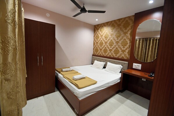 Deluxe Double Room | Free WiFi, bed sheets
