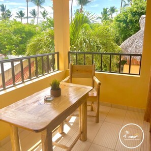 Outdoor dining - A3 Modern apt on the Beach in Punta Cana (Punta Cana)