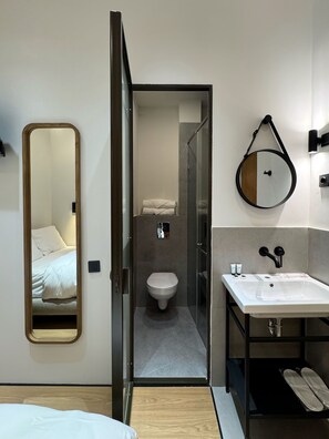 Een douche, een haardroger, pantoffels, handdoeken