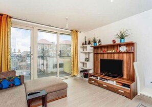 Smart TV - Airdream Charming Retreat (London)