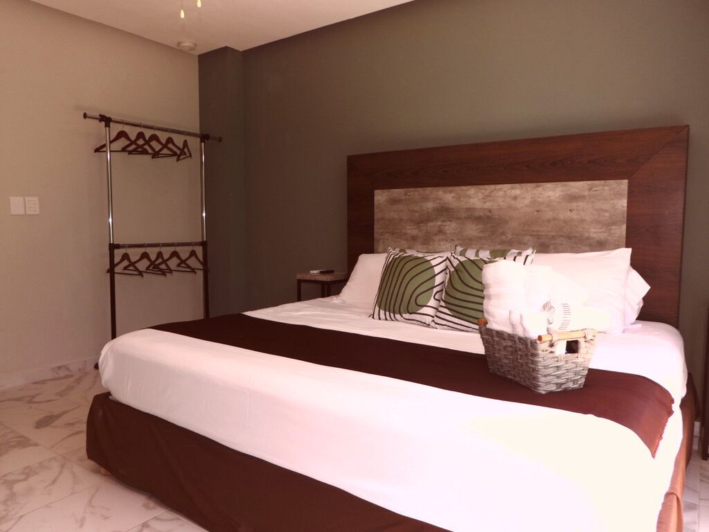 Deluxe Loft, 1 King Bed, Kitchenette | Iron/ironing board, free WiFi, bed sheets