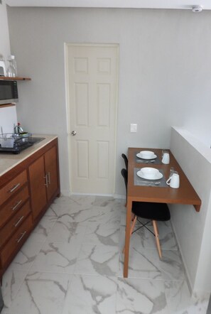 Grand réfrigérateur, micro-ondes, plaque de cuisson