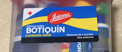 A plastic container with a label for 'Botiquín' medical supplies, including items for external use.