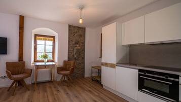 Apartemen Desain (Sandstein) | Ruang kerja ramah laptop, tirai kedap cahaya, dan Wi-Fi gratis