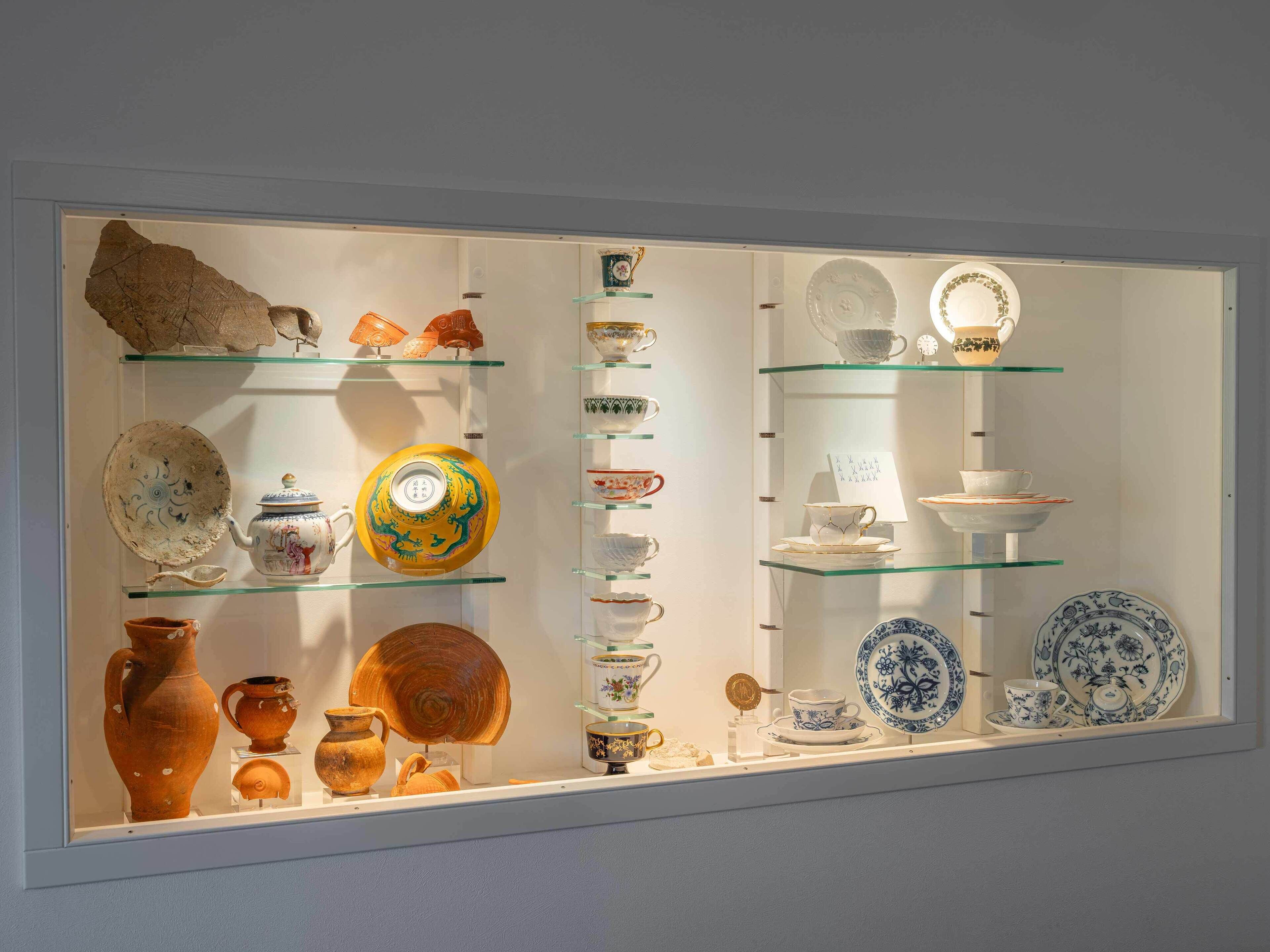 Exhibición de cerámica y alfarería diversa.
