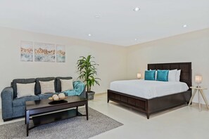 4 habitaciones, escritorio y tabla de planchar con plancha 