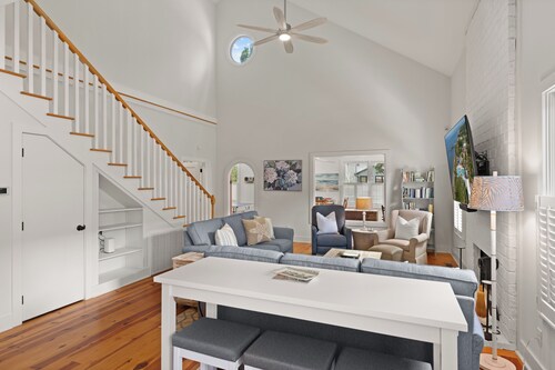 The B.E.A.C.H. House in the Village, Sleeps 12