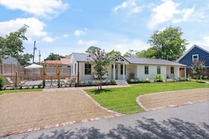 Exterior - The Coast Guard Cottage, sleeps 9 with a Pool (St Simons Island)