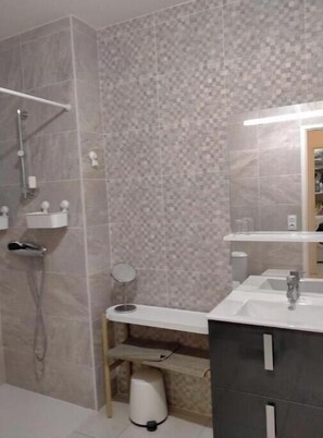 Bruser, hårtørrer, Toiletpapir
