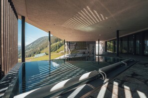 Piscina coperta, una piscina riscaldata