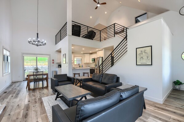 Smart TV, fireplace, table football - Spacious Property with Paved Roads Oversized Garage, Great Location! (Sturgis)