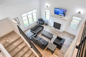 Smart TV, fireplace, table football - Spacious Property with Paved Roads Oversized Garage, Great Location! (Sturgis)