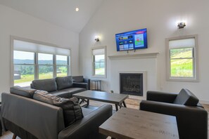 Smart TV, fireplace, table football - Spacious Property with Paved Roads Oversized Garage, Great Location! (Sturgis)