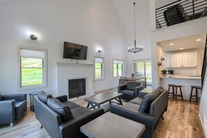 Smart TV, fireplace, table football - Spacious Property with Paved Roads Oversized Garage, Great Location! (Sturgis)