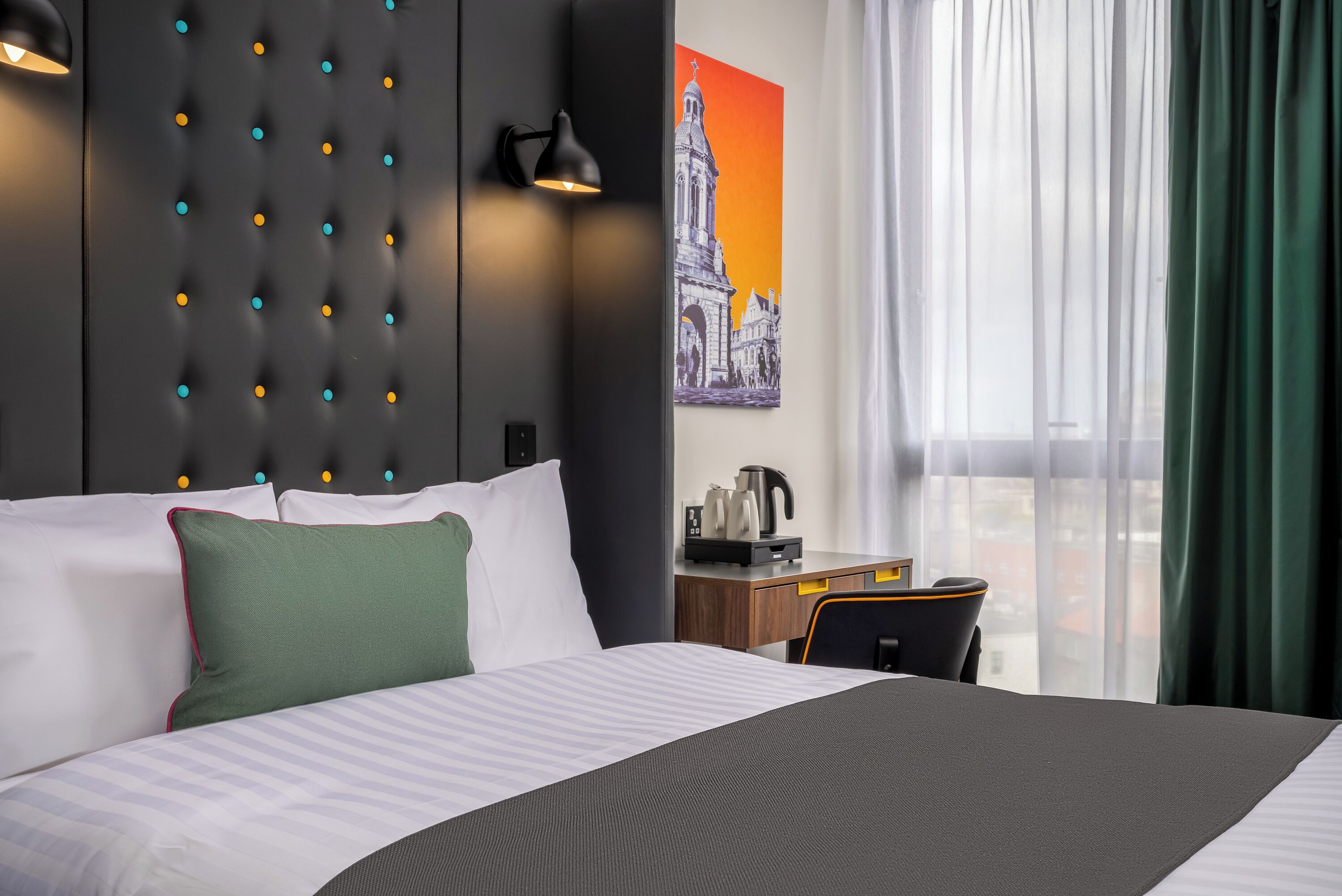 Kamar Double Comfort | Brankas, meja kerja, ruang kerja ramah laptop, dan tirai kedap cahaya