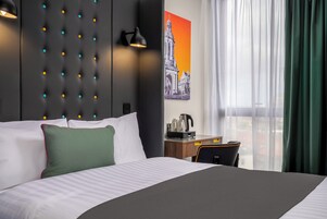 Habitación Confort doble | Caja fuerte, escritorio, espacio para trabajar con un portátil