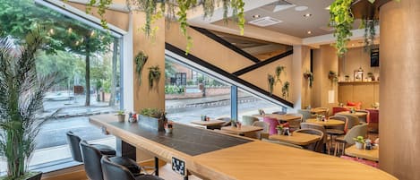 Bar-salon dans le hall