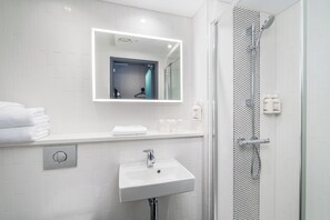 Suihku, ilmaiset hygieniatuotteet, hiustenkuivaaja, pyyhkeet