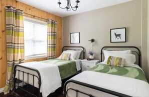 4 室のベッドルーム、アイロン / アイロン台、旅行用ベビーベッド、WiFi (無料)